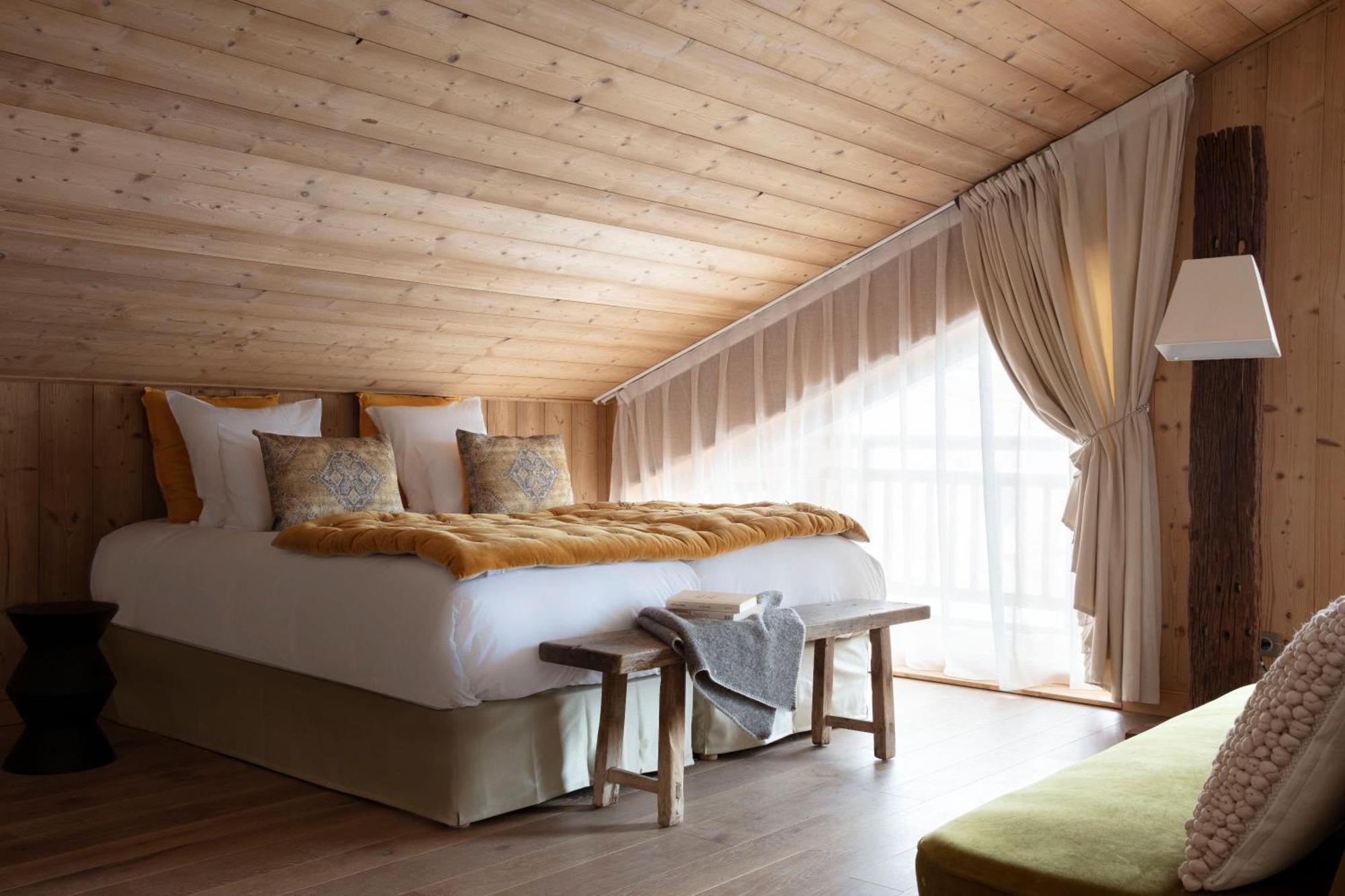 Grandes Rousses Hotel & Spa Alpe d'Huez Екстер'єр фото A bedroom at the Hotel de Crillon
