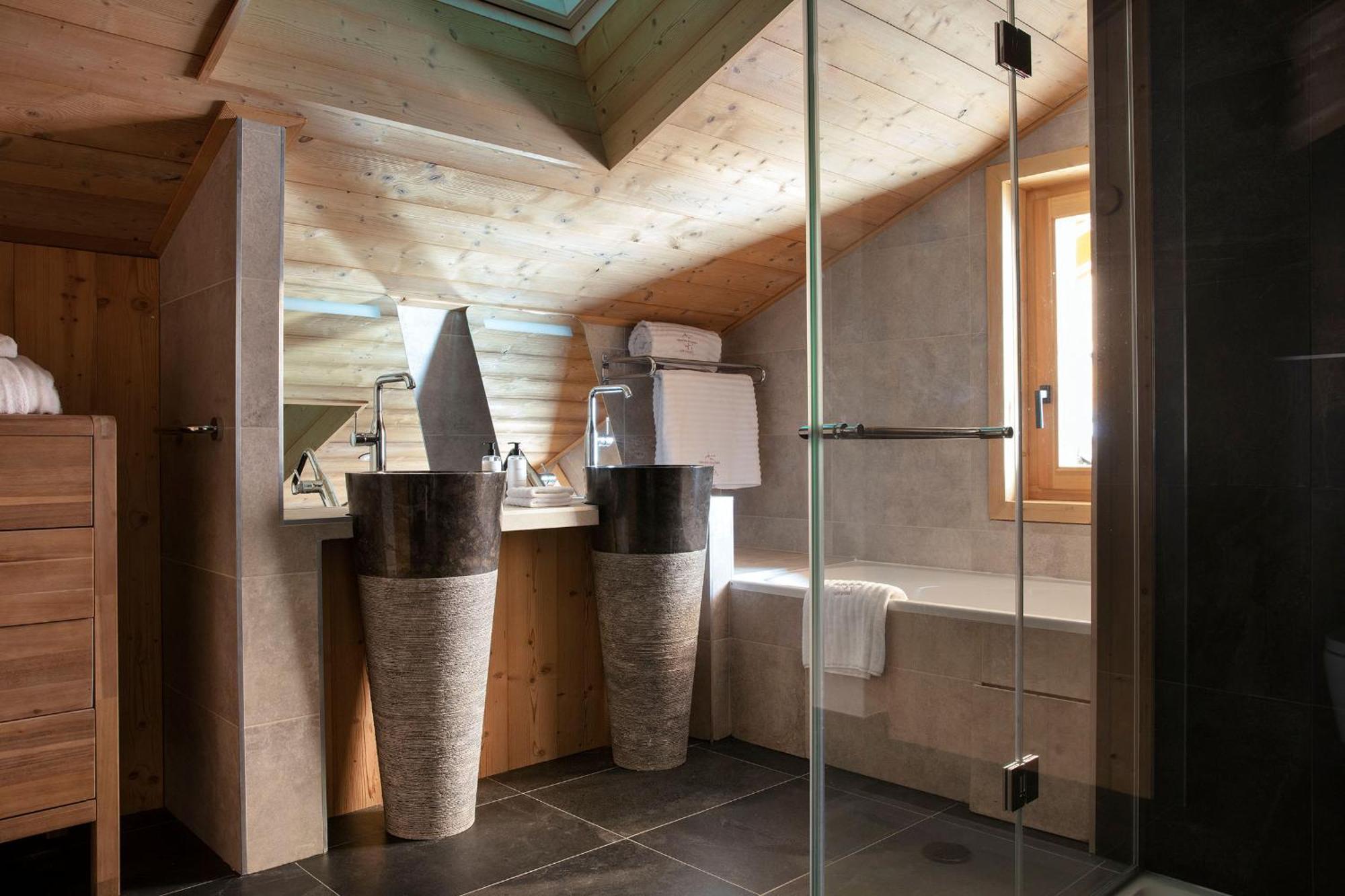 Grandes Rousses Hotel & Spa Alpe d'Huez Екстер'єр фото Bathroom in a chalet