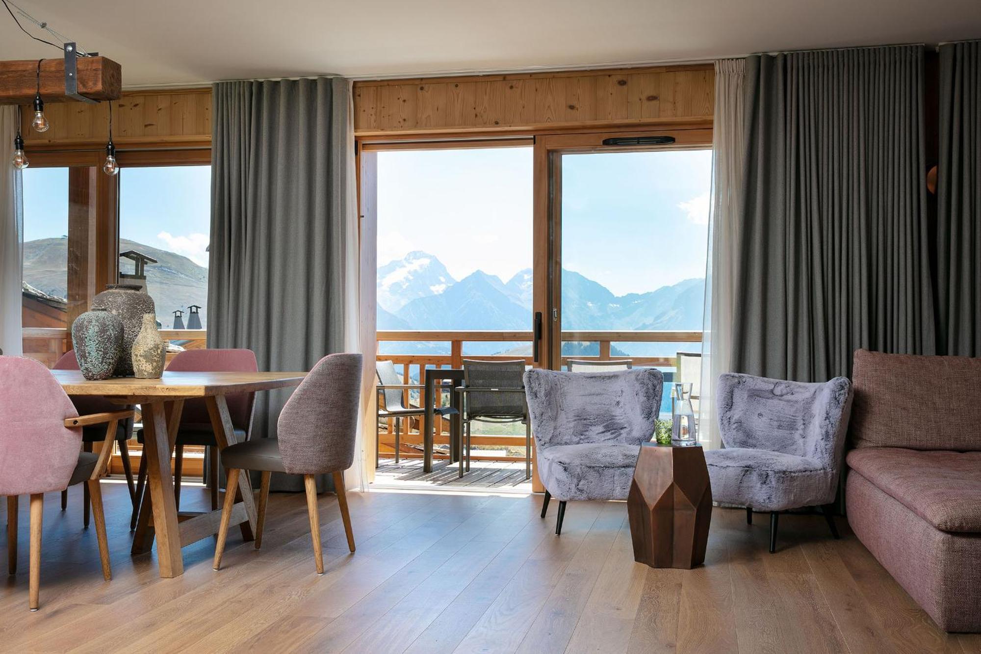 Grandes Rousses Hotel & Spa Alpe d'Huez Екстер'єр фото A living room in a chalet