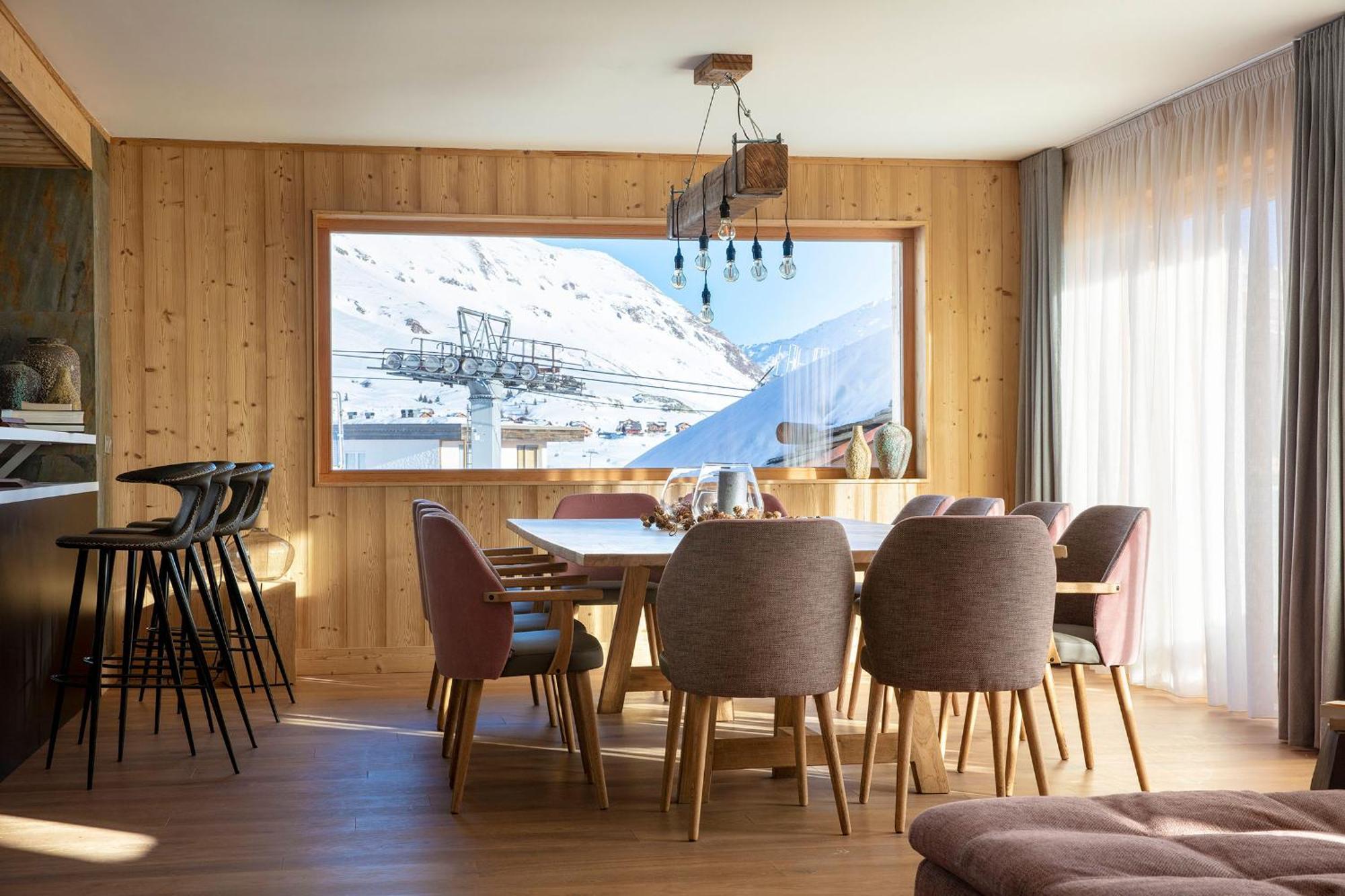 Grandes Rousses Hotel & Spa Alpe d'Huez Екстер'єр фото A dining room in a chalet