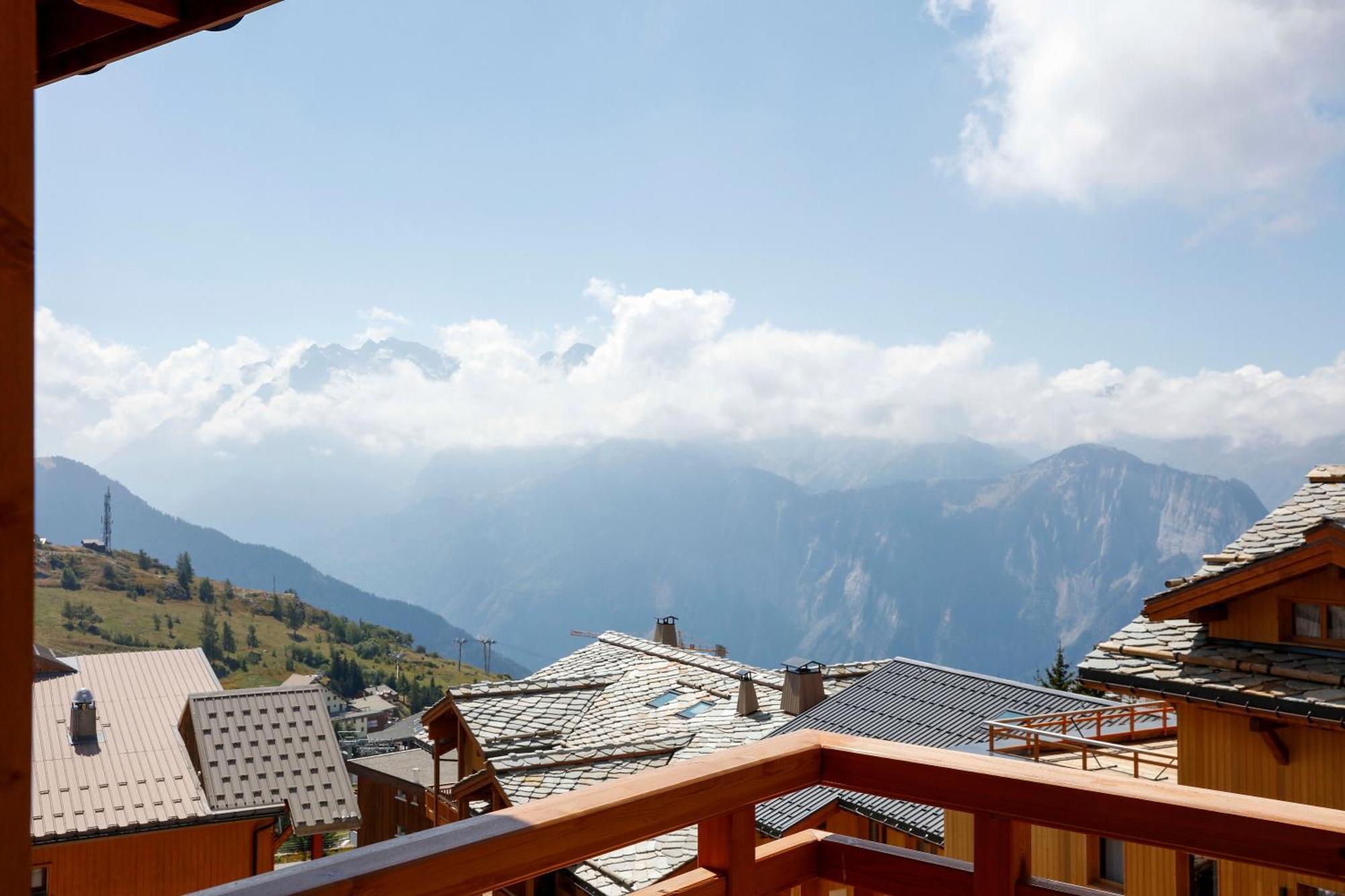 Grandes Rousses Hotel & Spa Alpe d'Huez Екстер'єр фото View of Mont Blanc from Les Saisies