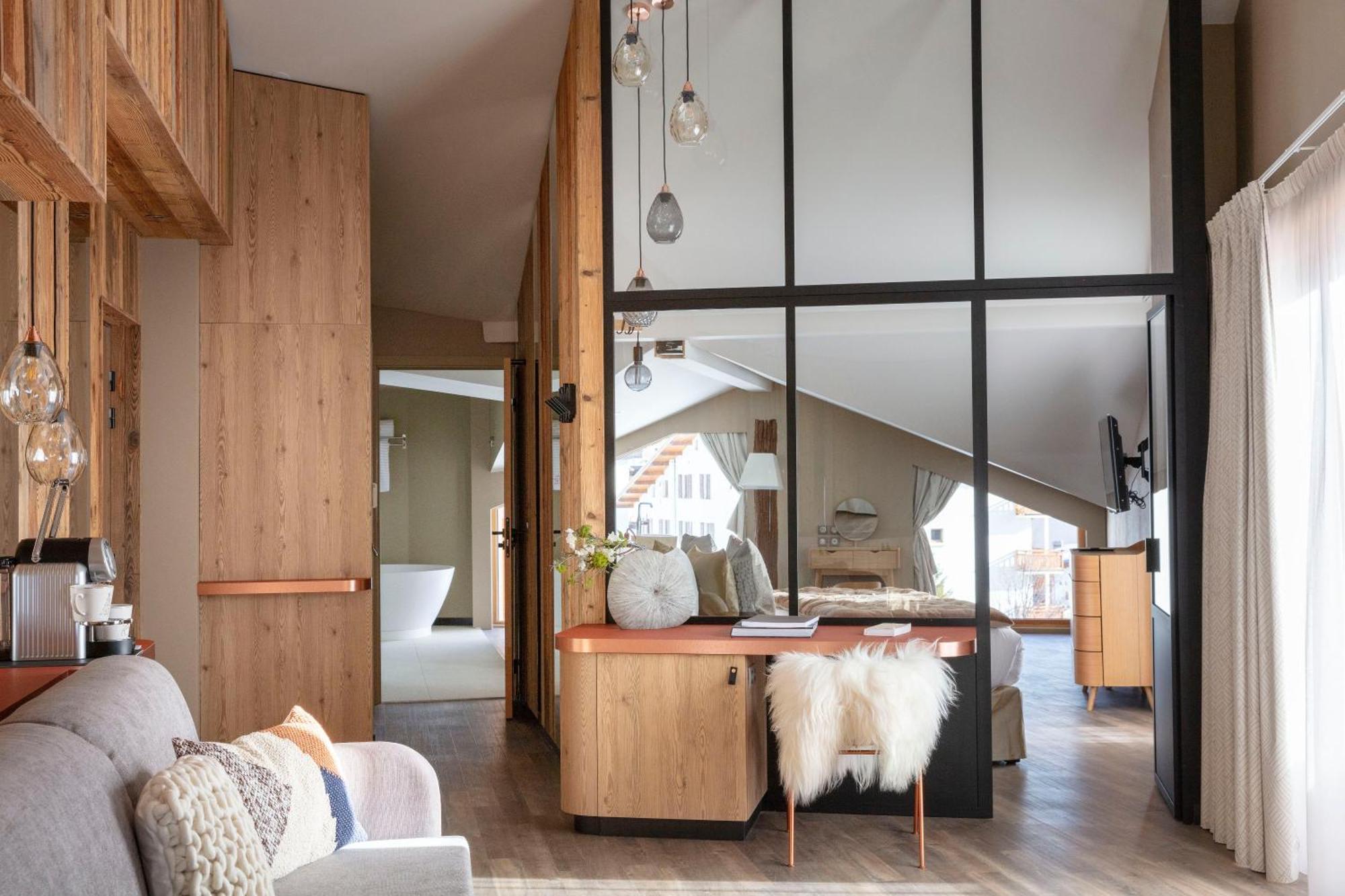 Grandes Rousses Hotel & Spa Alpe d'Huez Екстер'єр фото The interior of a suite at the Hotel de la Couronne